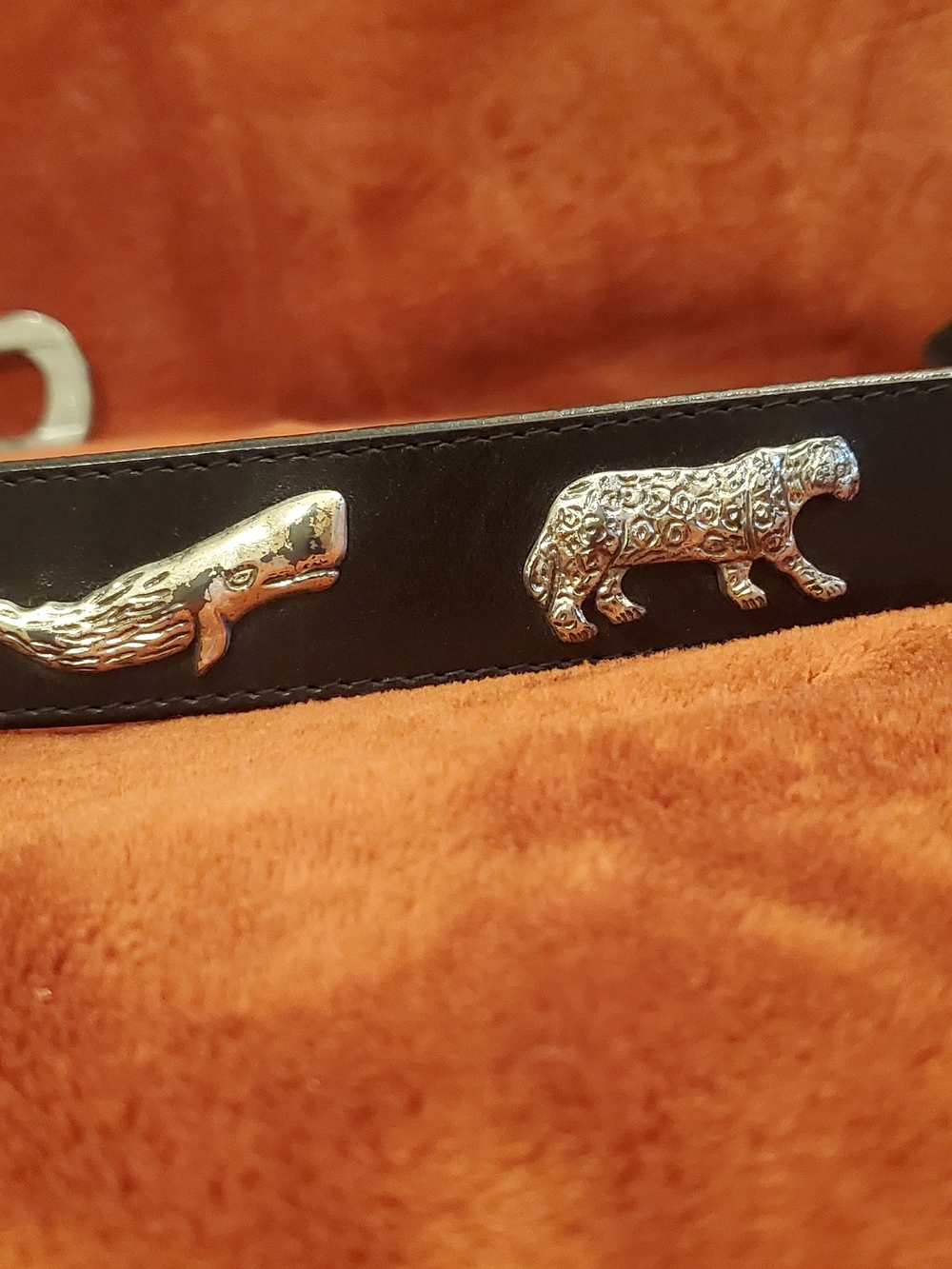 VINTAGE BLACK LEATHER ANTIQUE-LIKE SILVER METAL ANIMAL PORTRAITS - Picture 6 of 6